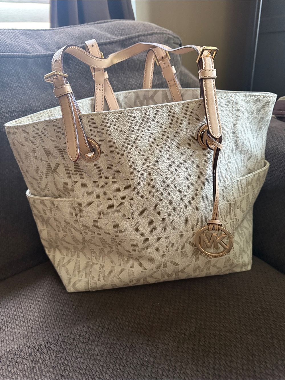 Michael Kors Jet Set Large Pocket Tote Bag Vanilla Monogram - Picture 3 of 8